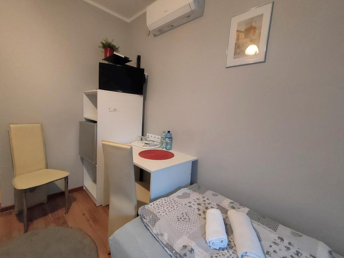 Stajnia Pod Debem Bed and Breakfast Starachowice Eksteriør billede